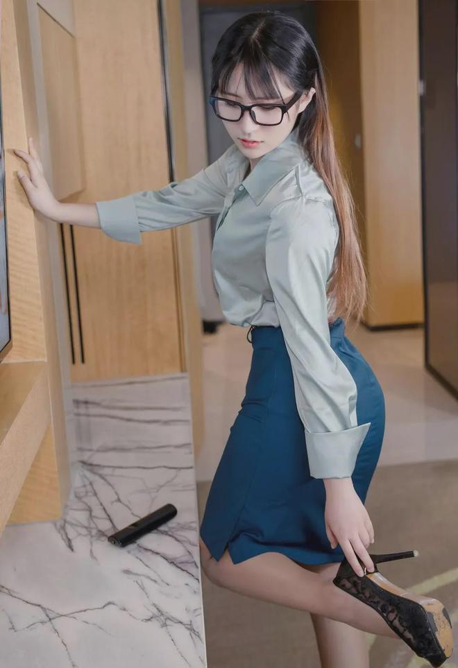 人性感妩媚很撩人你确定不多看一眼？AG旗舰厅网站妹子穿着大胆身材傲(图1)