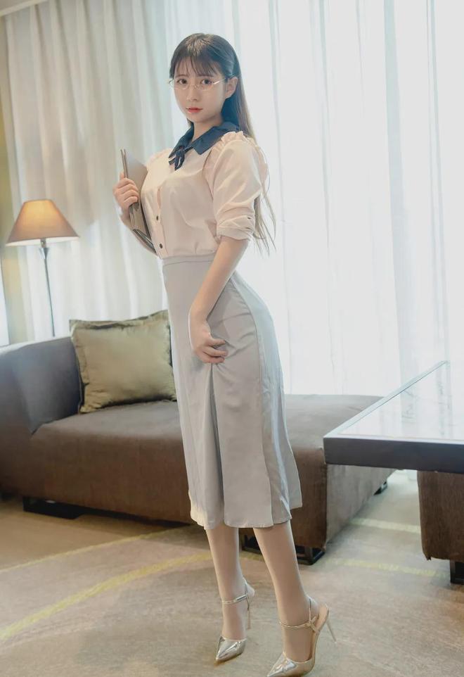 人性感妩媚很撩人你确定不多看一眼？AG旗舰厅网站妹子穿着大胆身材傲(图2)