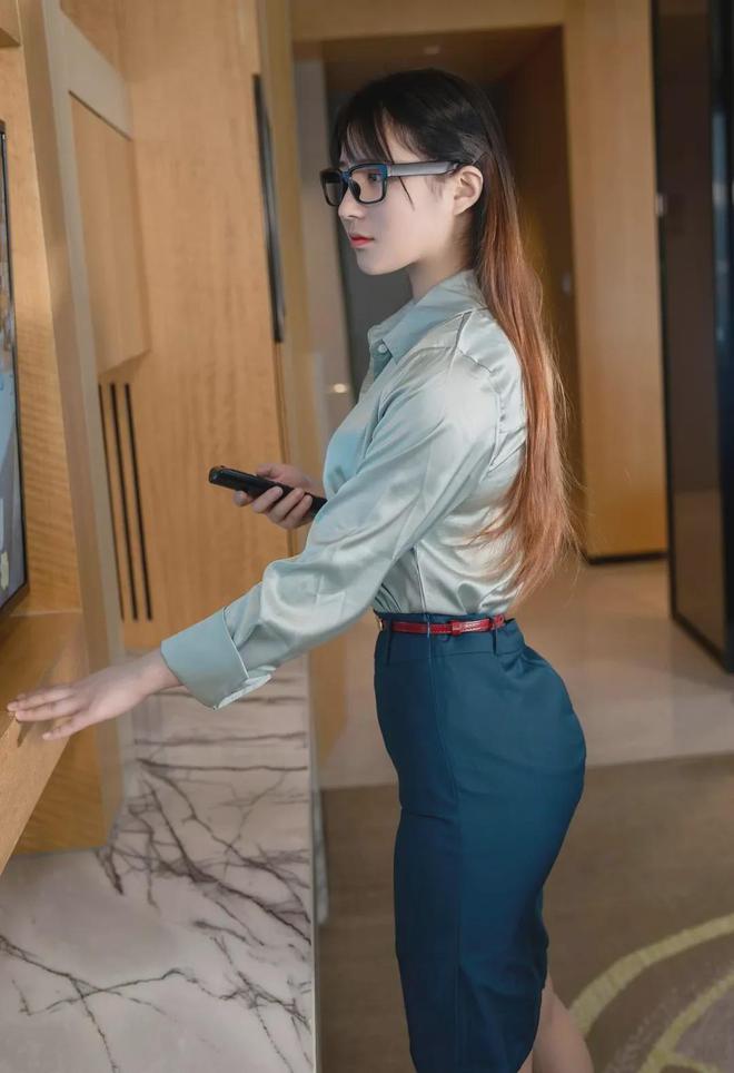 人性感妩媚很撩人你确定不多看一眼？AG旗舰厅网站妹子穿着大胆身材傲(图7)
