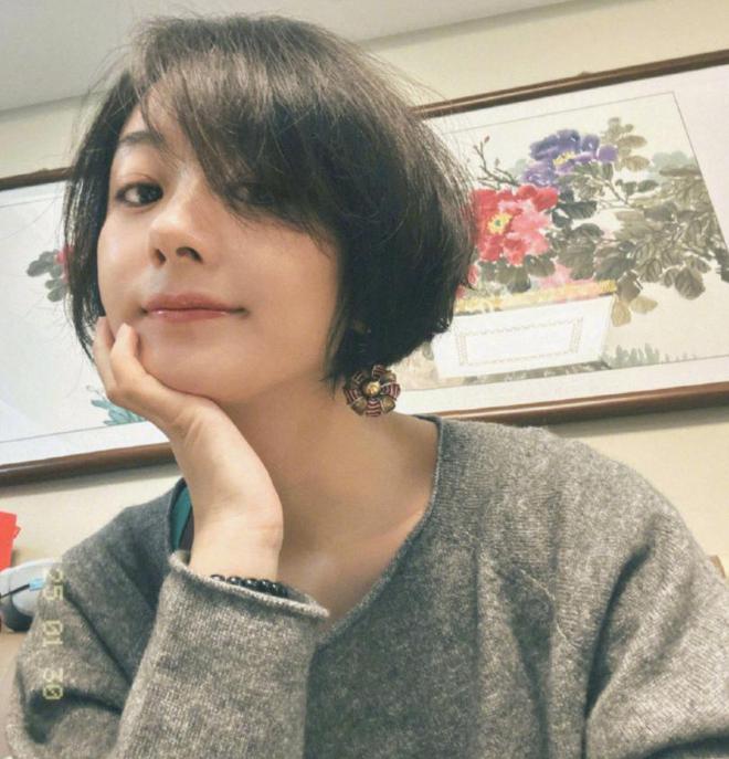 戴奶奶帽子拍照接地气晒爷爷给的压岁钱AG旗舰厅网站赵丽颖初二回河北老家！(图5)