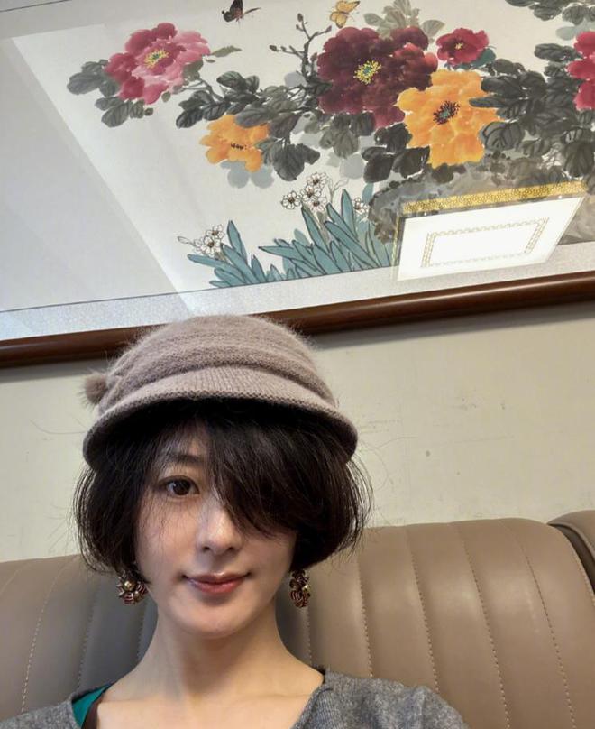戴奶奶帽子拍照接地气晒爷爷给的压岁钱AG旗舰厅网站赵丽颖初二回河北老家！(图8)