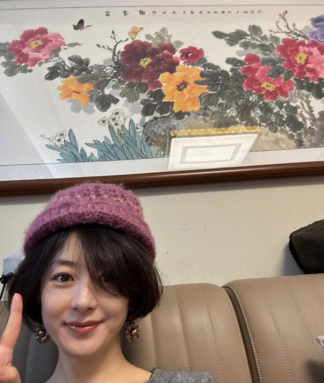 戴奶奶帽子拍照接地气晒爷爷给的压岁钱AG旗舰厅网站赵丽颖初二回河北老家！(图3)