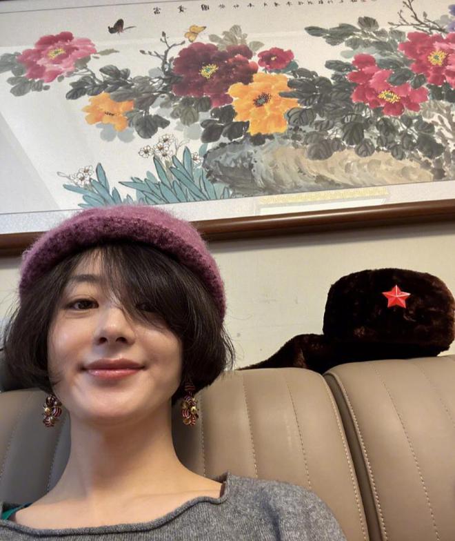 戴奶奶帽子拍照接地气晒爷爷给的压岁钱AG旗舰厅网站赵丽颖初二回河北老家！(图6)