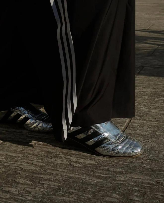 招牌色这4双sneakers值得一冲！AG旗舰厅中国区当「液态银」成春夏潮人(图3)