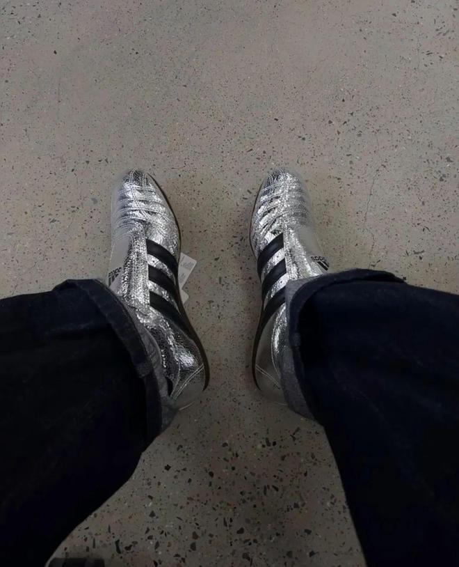 招牌色这4双sneakers值得一冲！AG旗舰厅中国区当「液态银」成春夏潮人(图5)