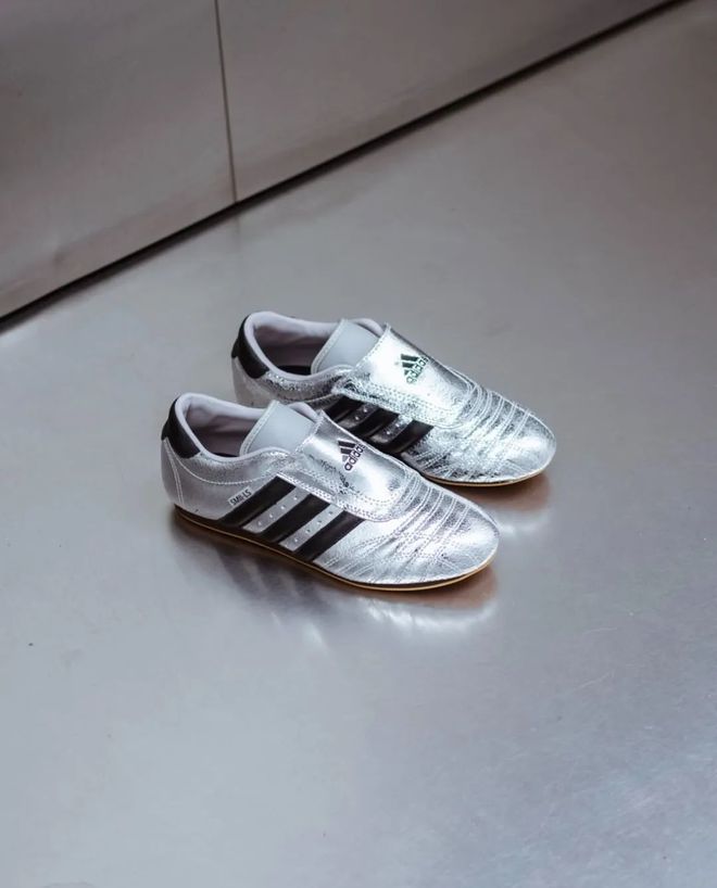 招牌色这4双sneakers值得一冲！AG旗舰厅中国区当「液态银」成春夏潮人(图11)
