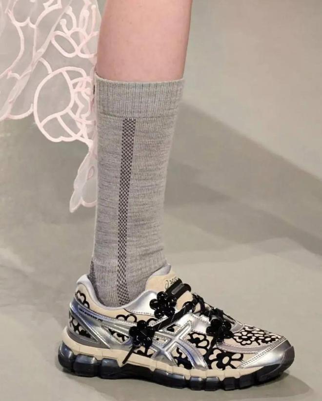 招牌色这4双sneakers值得一冲！AG旗舰厅中国区当「液态银」成春夏潮人(图21)